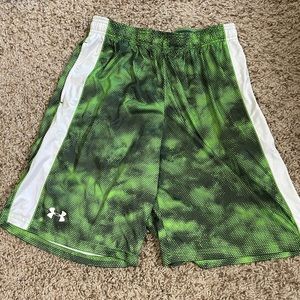 Men’s green Under Armour workout basketball shorts size medium with pockets